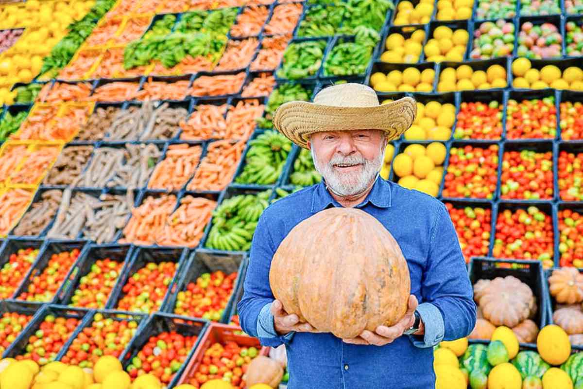 Brasil Lula com alimentos produzidos pela agricultura familiar em Pernambuco Foto: Ricardo Stuckert/PR