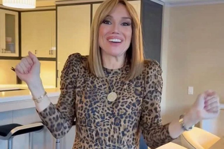 Apresentadora revela diagnóstico de câncer de mama e emociona público