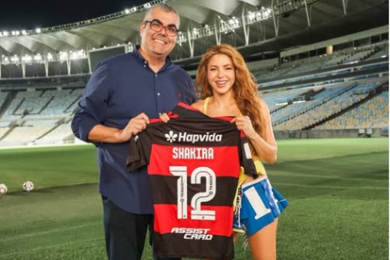 Shakira visita Maracanã e ganha camisas de clubes cariocas