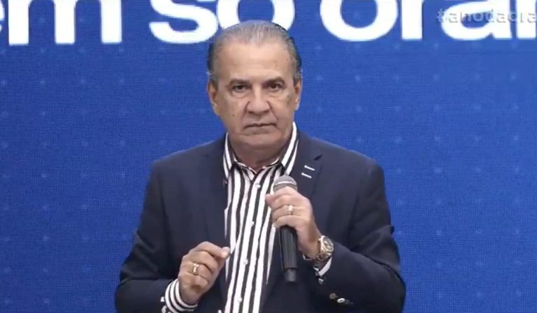 Silas Malafaia ataca o Bolsa Família durante culto