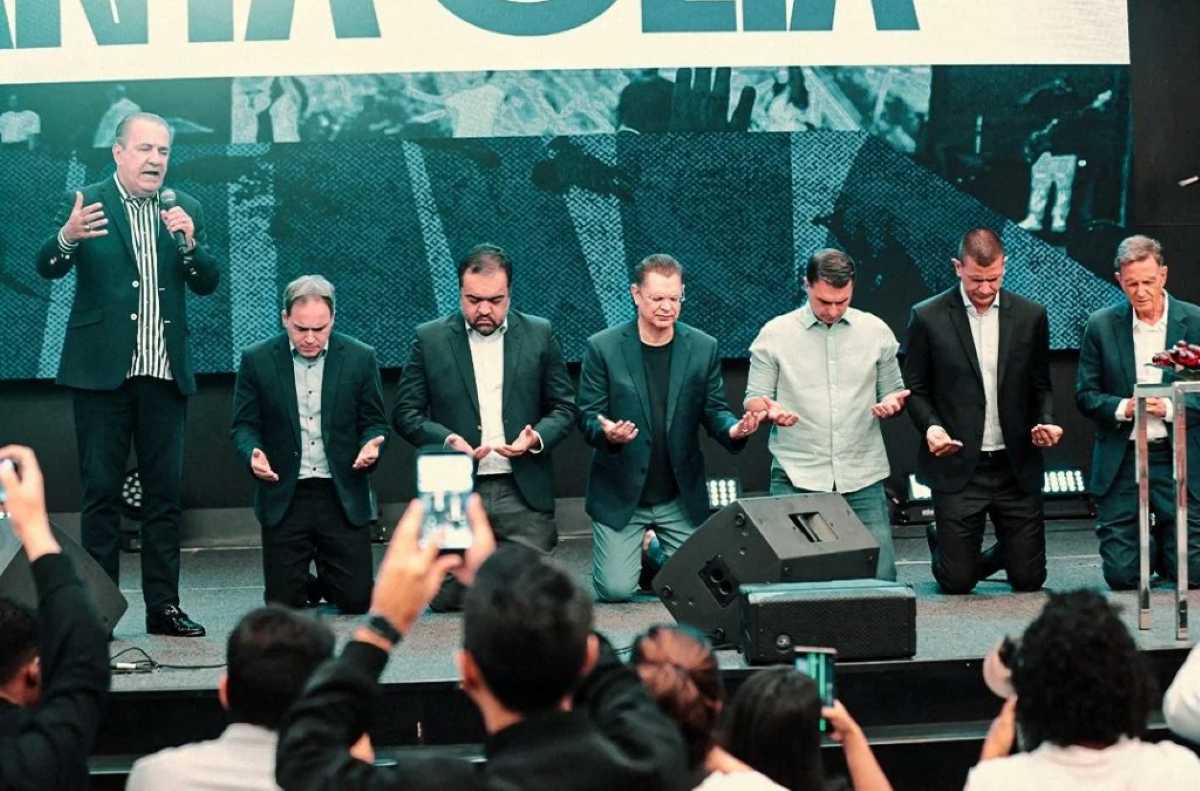 Culto na Assembleia de Deus Vitória em Cristo, do pastor Silas Malafaia, com Flávio Bolsonaro (PL-RJ), Douglas Ruas (PL-RJ), Sóstenes Cavalcante (PL-RJ), Cláudio Castro (PL) e Marcelo Crivella (Republicanos-RJ). Foto: ADVEC/Reprodução