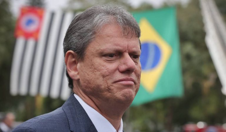 Tarcísio de Freitas ‘foge’ após ser perguntado sobre áudios de Flávio Bolsonaro a Vorcaro