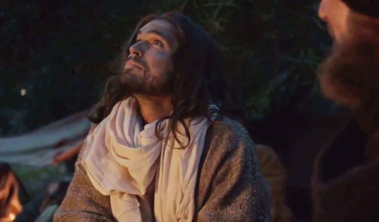Ator de série bíblica fica em choque após o inimaginável acontecer durante filmagem