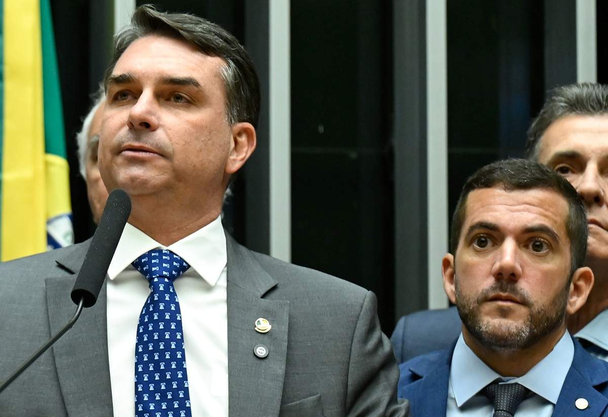 Em discurso, à tribuna, senador Flávio Bolsonaro (PL-RJ) com Carlos Jordy Em discurso, à tribuna, senador Flávio Bolsonaro (PL-RJ) com Carlos JordyFoto: Andressa Anholete/Agência Senado
