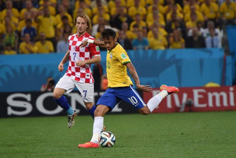 Brasil vence por goleada na abertura da Copa do Mundo (há 12 anos)