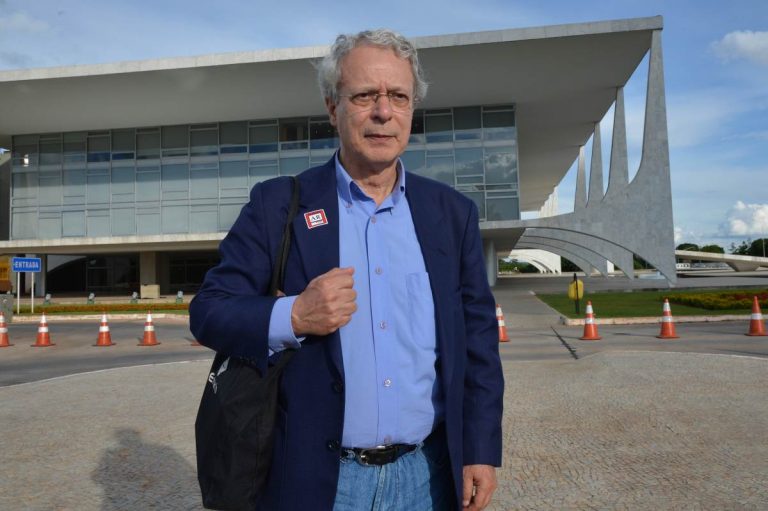 Frei Betto desce a lenha na esquerda e bota o dedo na ferida