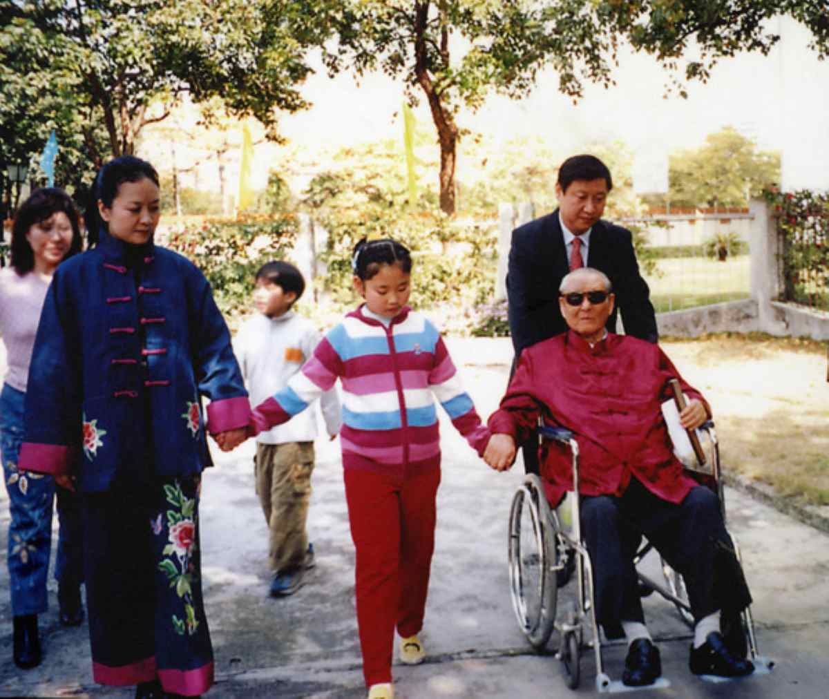 Foto de arquivo de Xi Jinping (à direita, atrás) com seu pai Xi Zhongxun (à direita, à frente), sua esposa Peng Liyuan (à esquerda, à frente) e sua filha (ao centro, à frente). /Xinhua/ Arquivo Nacional Foto de arquivo de Xi Jinping (à direita, atrás) com seu pai Xi Zhongxun (à direita, à frente), sua esposa Peng Liyuan (à esquerda, à frente) e sua filha (ao centro, à frente). /Xinhua/ Arquivo Nacional