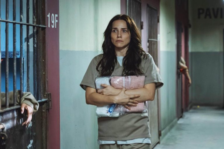 Quem Ama Cuida: Adriana sofre ao ouvir a decisão do Juiz e Pilar se sente vitoriosa