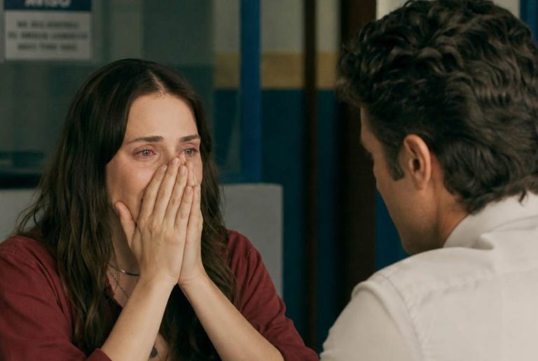Quem Ama Cuida: Ameaçada, Adriana é obrigada a rejeitar Pedro