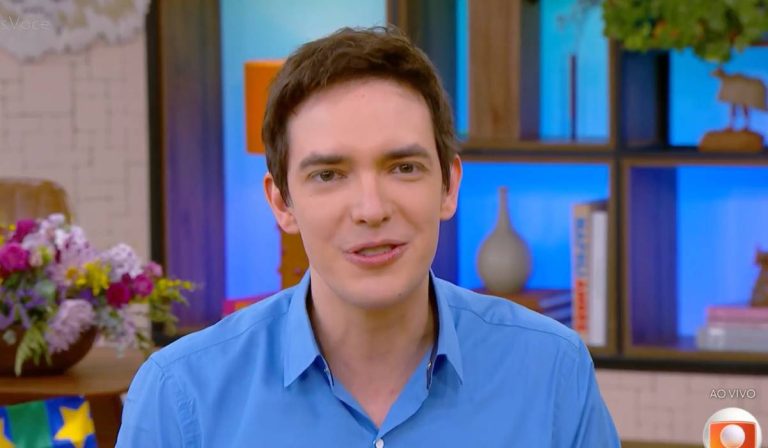 Alessandro Jodar lamenta distância e se declara para a esposa ao vivo: “eu te amo”