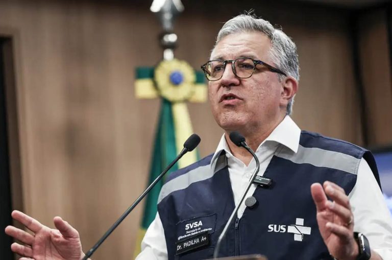 Alexandre Padilha anuncia suspensão da vacina contra a dengue