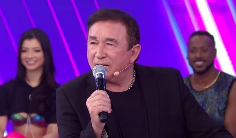 VÍDEO: Palco desaba durante show de Amado Batista
