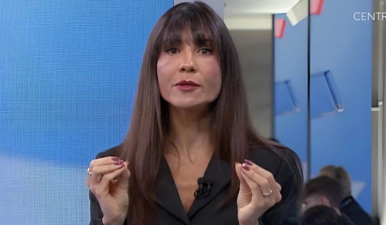 Amanda Klein se irrita e dá bronca em equipe no SBT