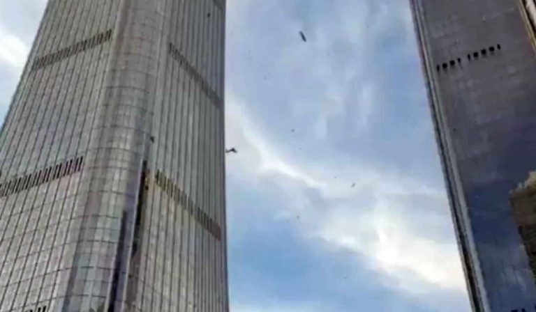 Avião atinge arranha-céu de 109 andares e provoca correria