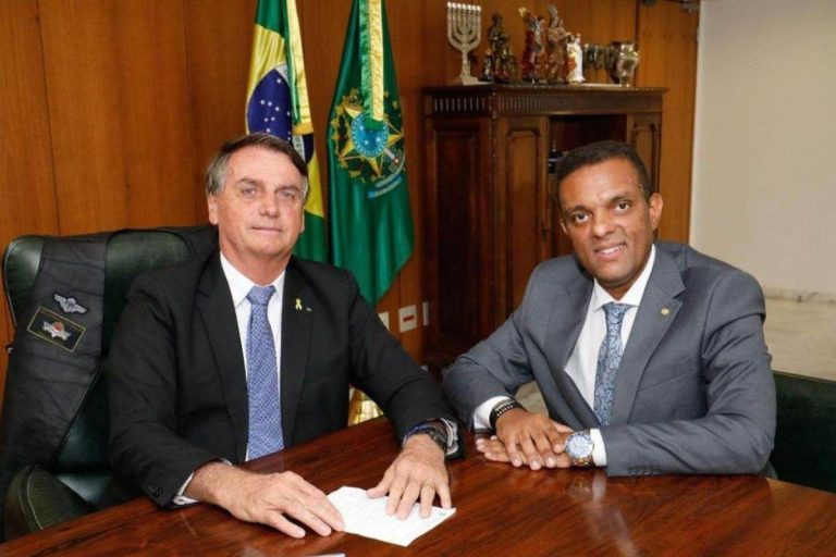 Otoni exalta Jair Bolsonaro e diz que ele se queimou por Flávio