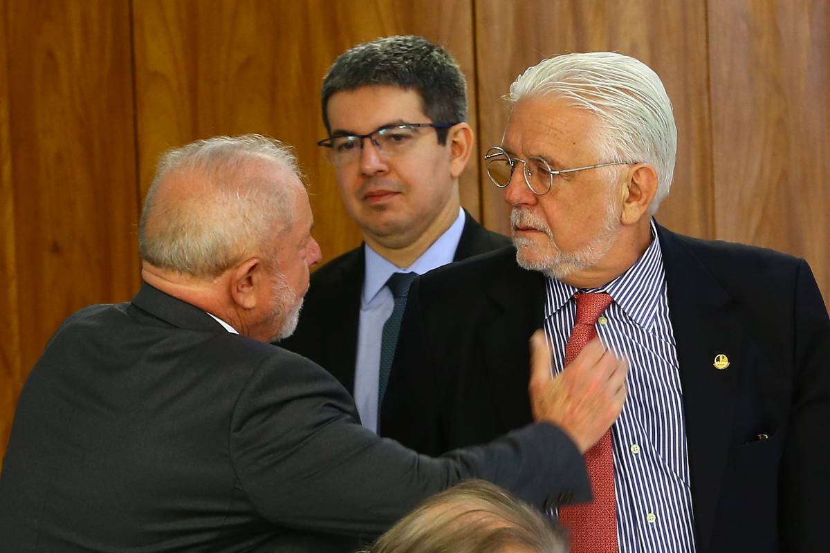 O presidente Luiz Inácio Lula da Silva (e) cumprimenta o senador Jaques Wagner (d) durante um café da manhã de trabalho com o Conselho Político da Coalizão, no Palácio do Planalto.Foto:Antonio Cruz/Agencia Brasil 
