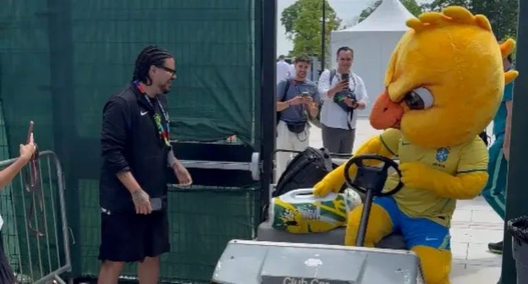 Canarinho chega em grande estilo na Copa do Mundo, bate carro e fica entalado