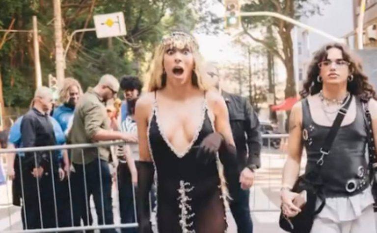 Erika Hilton levanta coro contra presidente durante parada em São Paulo