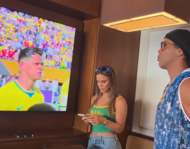Ronaldinho Gaúcho chama atenção ao se levantar durante Hino Nacional
