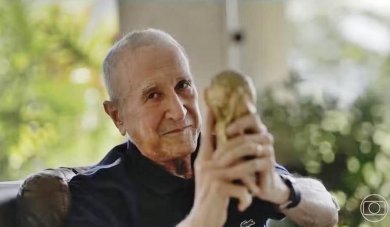 Aos 83 anos, Carlos Alberto Parreira respira com ajuda de aparelhos na UTI
