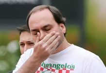 Carlos Bolsonaro comunica morte e deixa o Brasil devastado
