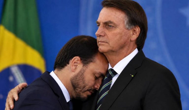 Carlos não segura às lágrimas ao falar sobre Jair Bolsonaro: “sacrificou-se”