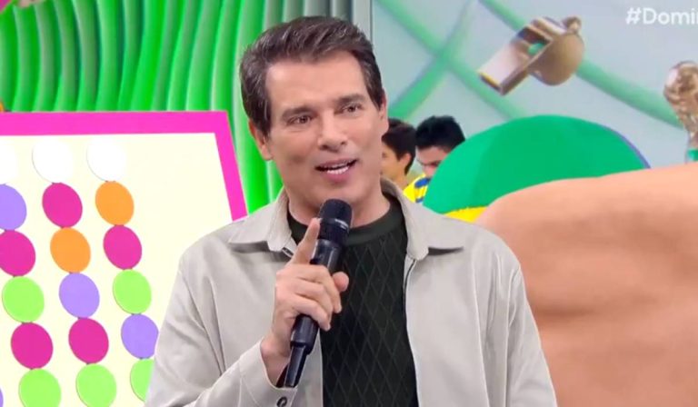 Celso Portiolli anuncia gravidez de colega do SBT ao vivo no Domingo Legal