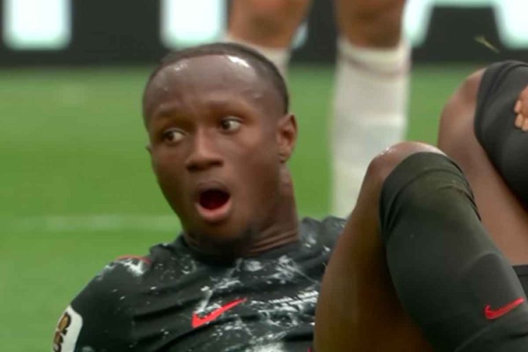 O mistério por trás de ‘apito verde’ usado por jogador do Canadá que sofreu fratura na Copa do Mundo