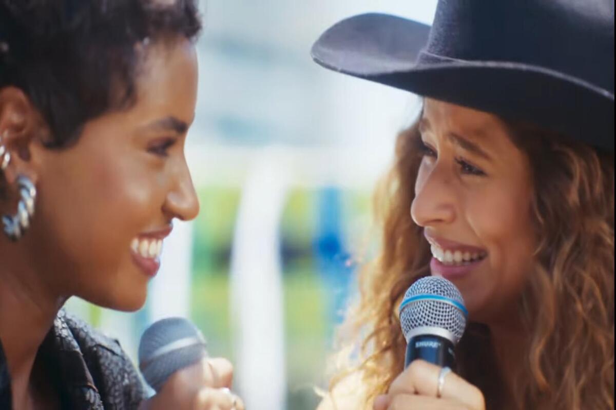 Eduarda (Gabz) e Agrado (Isadora Cruz) em cena na novela 'Coração Acelerado' - Foto: TV Globo/Reprodução