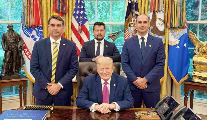 Eduardo Bolsonaro, Trump e Fl&aacute;vio. (Foto: Reprodu&ccedil;&atilde;o/Redes)