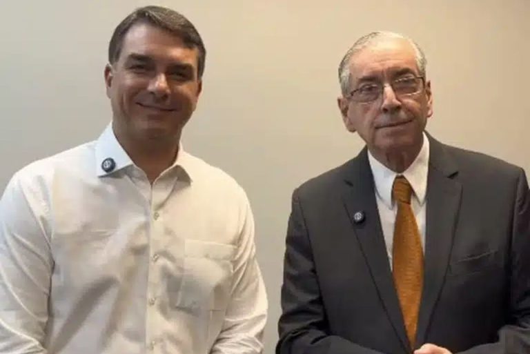 Vice? Flávio Bolsonaro posa com Eduardo Cunha e divide opiniões