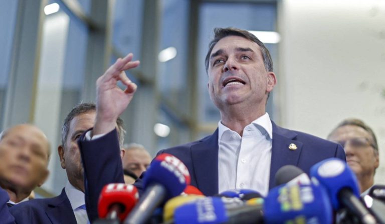 Flávio Bolsonaro diz que Lula parece ser ‘chefe do PCC’ em evento com empresários