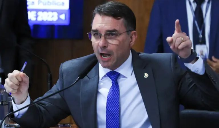 Flávio Bolsonaro quer enquadrar milícias como terroristas
