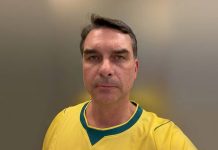 Flávio Bolsonaro deixa estádio de futebol às pressas após vaias: “Cadê Vorcaro?”