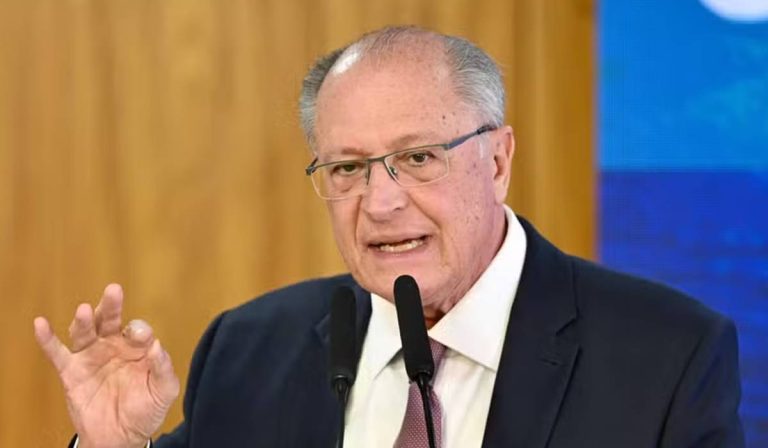 Geraldo Alckmin surge ao lado de maior rival de Lula e o parabeniza
