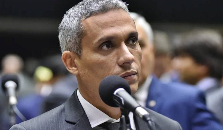 Deputado Gustavo Gayer é internado às pressas e equipe pede orações por sua vida