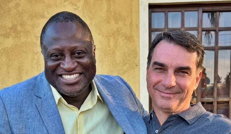 Helio Negão surge ao lado de Flávio Bolsonaro e juntos fazem anúncio oficial