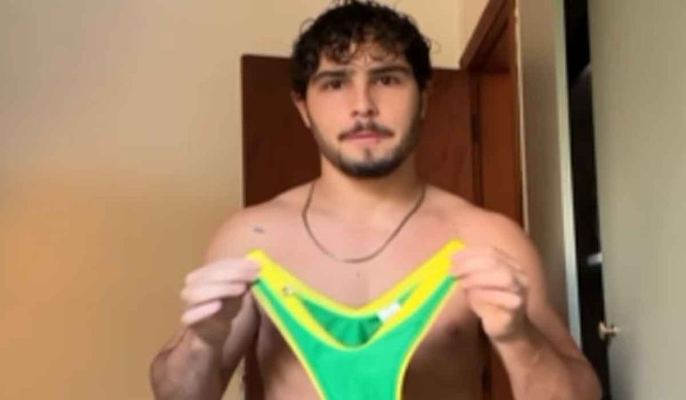 Com calcinha nas mãos, ator da Globo mostra look para assistir a Copa e causa furor na web