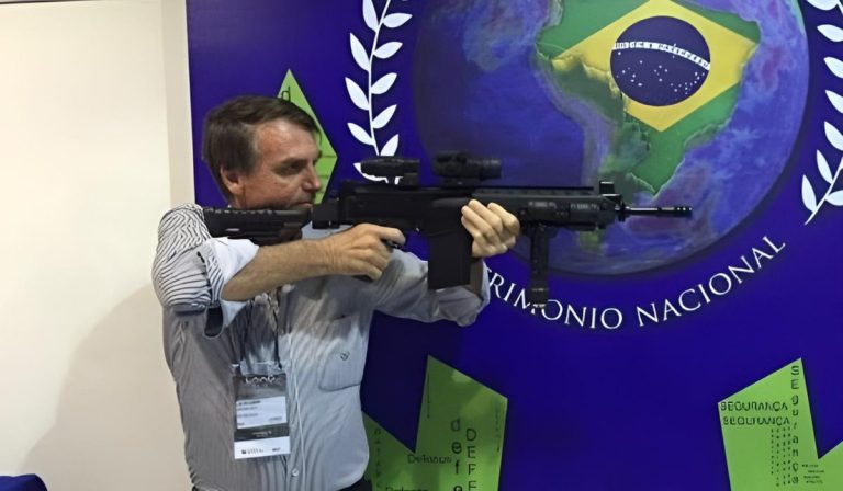Arma de Jair Bolsonaro é apreendida durante blitz da PM