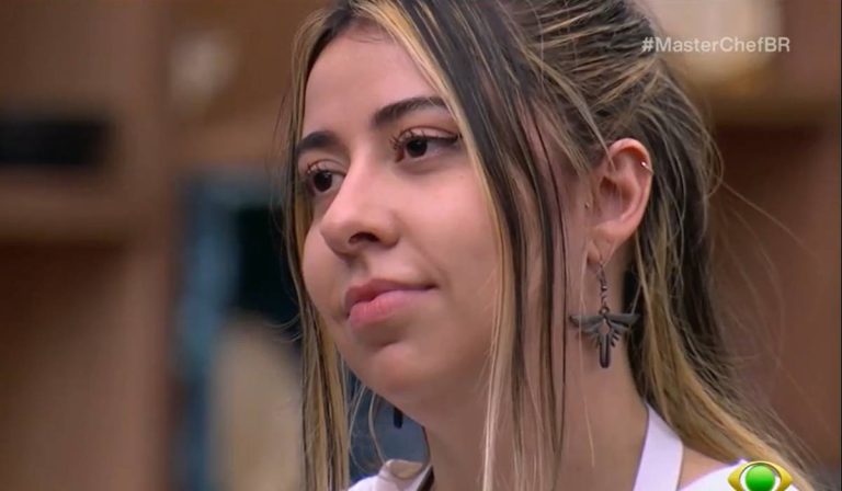 Júlia serve banana queimada e é eliminada do MasterChef da Band