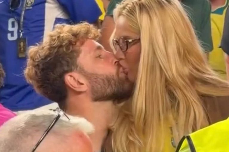 Léo Pereira e Karoline Lima se beijam após jogo do Brasil
