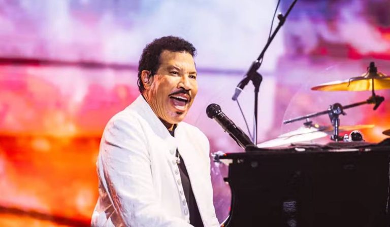 Lionel Richie passa mal, interrompe show e é socorrido às pressas