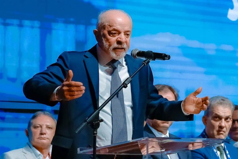 “O imbecil não percebe”: Lula se reúne com ministros e fala de Flávio
