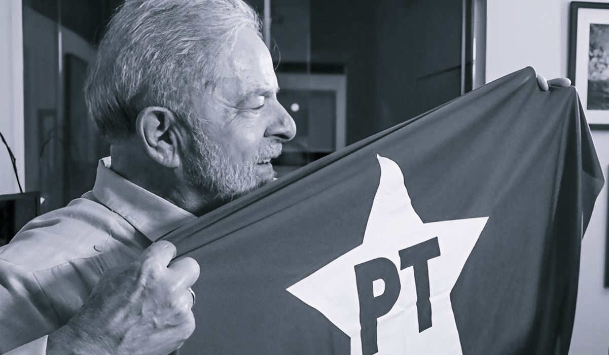 Lula segurando bandeira do PT Lula segurando bandeira do PT