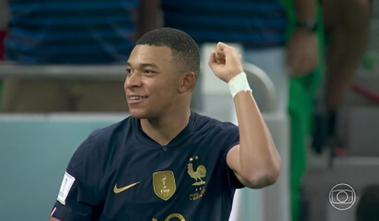 Mbappé surpreende e ajuda a retirar água do gramado