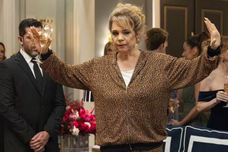 Quem Ama Cuida: Revoltada, Pilar faz barraco no casamento de Arthur e Adriana