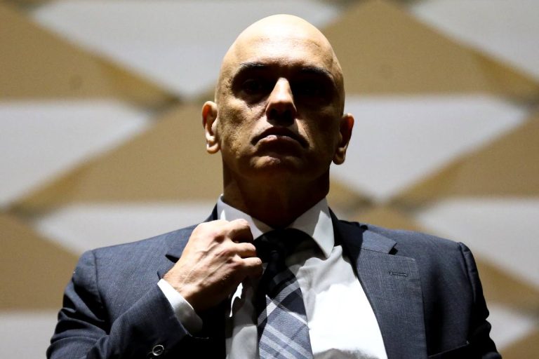 Moraes processa senador por associação com PCC e Senado reage