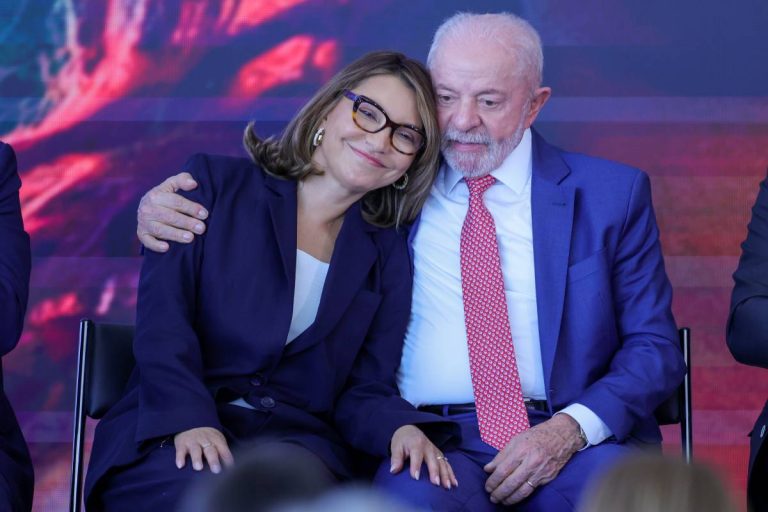 Janja se confunde e troca nome de Lula durante discurso