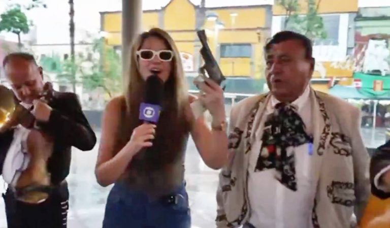 Repórter da Globo é surpreendida por homem armado e brinca com revólver ao vivo