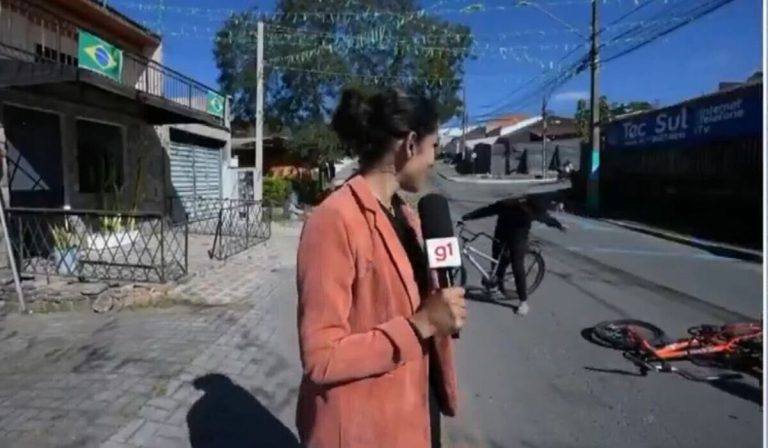 Equipe de TV leva susto após menino ser atropelado bem atrás de repórter no ao vivo